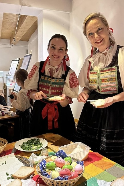 FOTO: Desiatky ľudí zavítalo na Trenčiansky hrad v kroji.  Za vernosť tradíciám na nich čakala odmena, foto 10