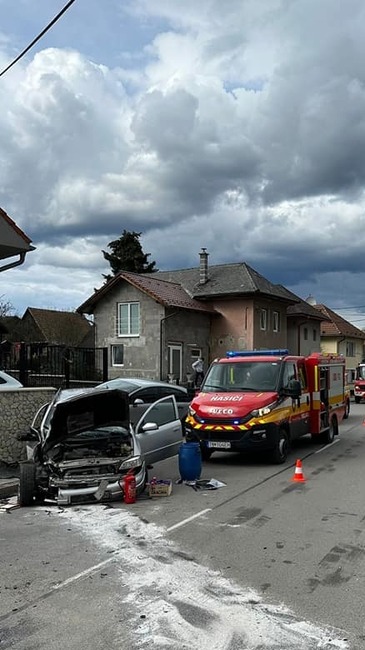 FOTO: V Nitrianskom Pravne narazilo auto do betónového stĺpu. Na mieste zasahovali všetky záchranné zložky, foto 1