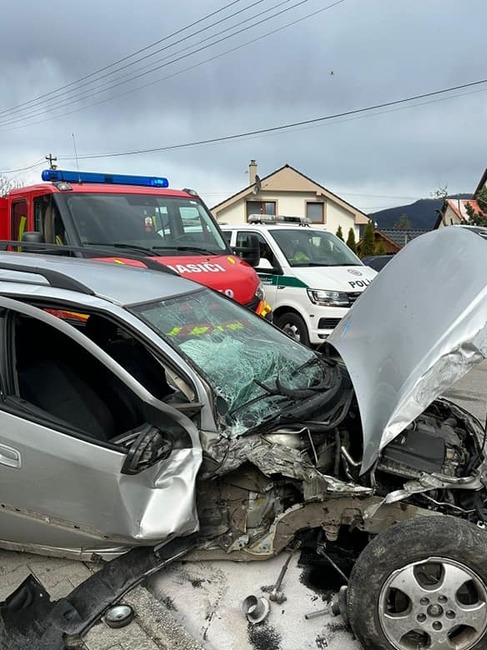 FOTO: V Nitrianskom Pravne narazilo auto do betónového stĺpu. Na mieste zasahovali všetky záchranné zložky, foto 4