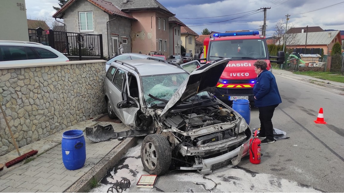 FOTO: V Nitrianskom Pravne narazilo auto do betónového stĺpu. Na mieste zasahovali všetky záchranné zložky, foto 5