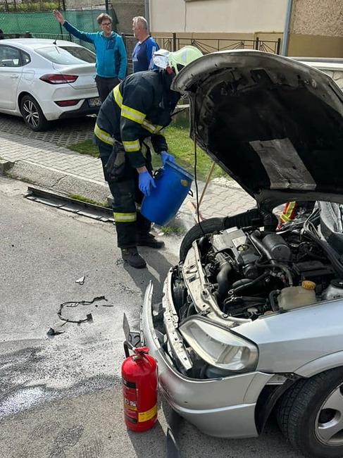 FOTO: V Nitrianskom Pravne narazilo auto do betónového stĺpu. Na mieste zasahovali všetky záchranné zložky, foto 6