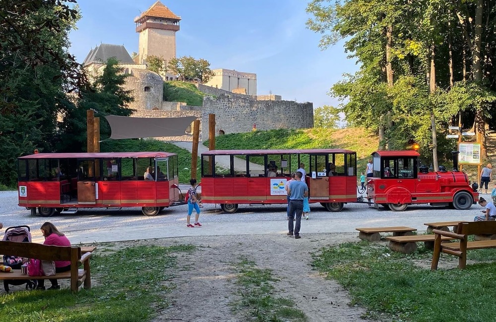 FOTO: Romantický začiatok sezóny. Obľúbeným vláčikom v Trenčíne sa odviezli prví svadobčania, foto 3