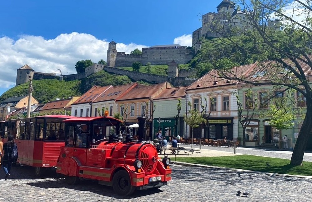 FOTO: Romantický začiatok sezóny. Obľúbeným vláčikom v Trenčíne sa odviezli prví svadobčania, foto 4