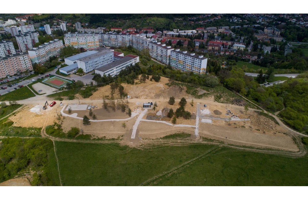 FOTO: Na najväčšom považskobystrickom sídlisku vyrastá nový park. Je väčší ako 3 futbalové ihriská, foto 6