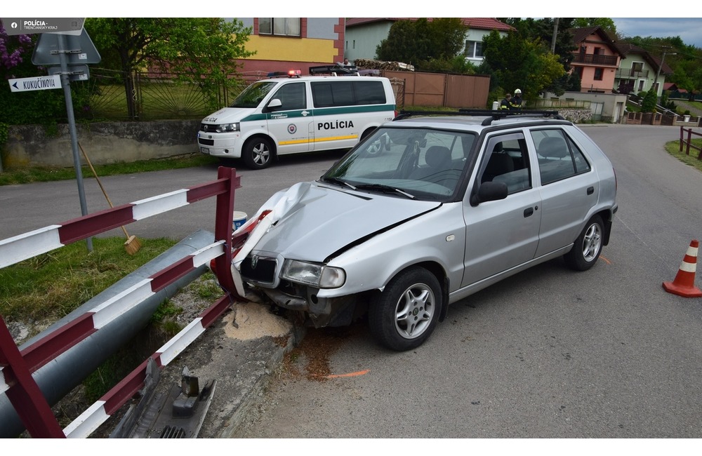 FOTO: Podguráženému vodičovi sa v Nemšovej neuhlo zábradlie. Skončil rovno v ňom , foto 3