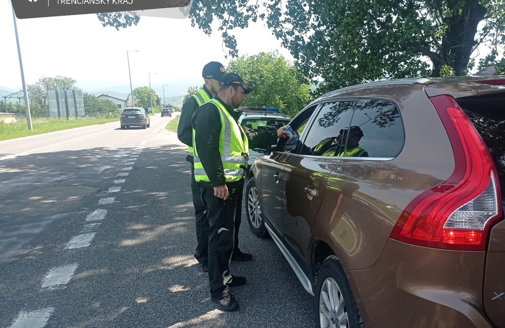 FOTO: Policajti rozdávali pivo zodpovedným vodičom, foto 1