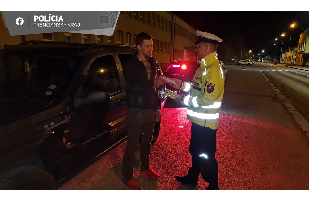 FOTO: Policajti rozdávali pivo zodpovedným vodičom, foto 3