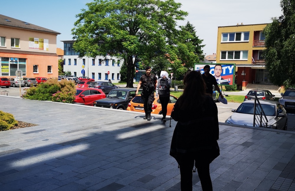 FOTO: VIDEO: Mladú ženu, ktorú v minulosti oslobodili spod obžaloby kvôli nahláseniu bomby, zadržali opäť kukláči, foto 2