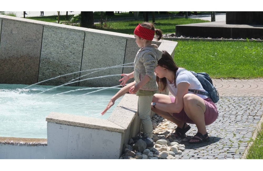 FOTO: Letné horúčavy sú tu. V Handlovej do boja s nimi nasadili všetky dostupné „zbrane“, foto 1