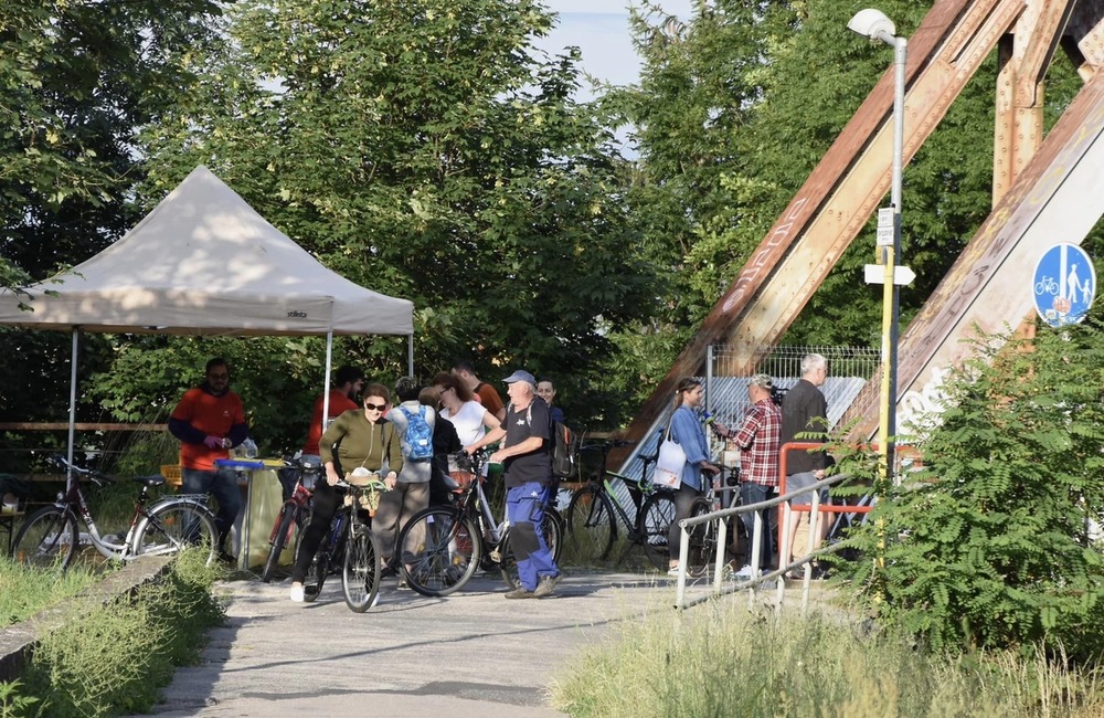 FOTO: Pri starom železničnom moste v Trenčíne bolo pre cyklistov občerstvenie zdarma, foto 6