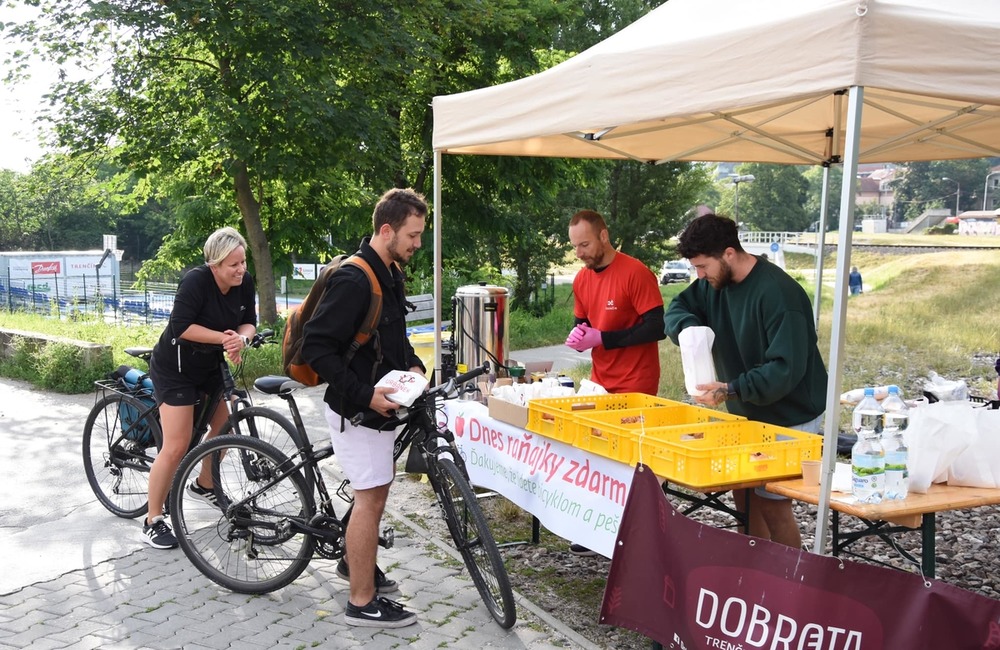 FOTO: Pri starom železničnom moste v Trenčíne bolo pre cyklistov občerstvenie zdarma, foto 4