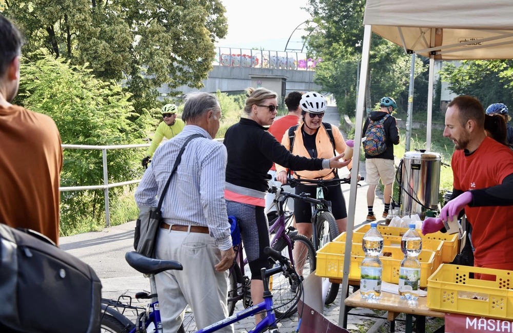 FOTO: Pri starom železničnom moste v Trenčíne bolo pre cyklistov občerstvenie zdarma, foto 1