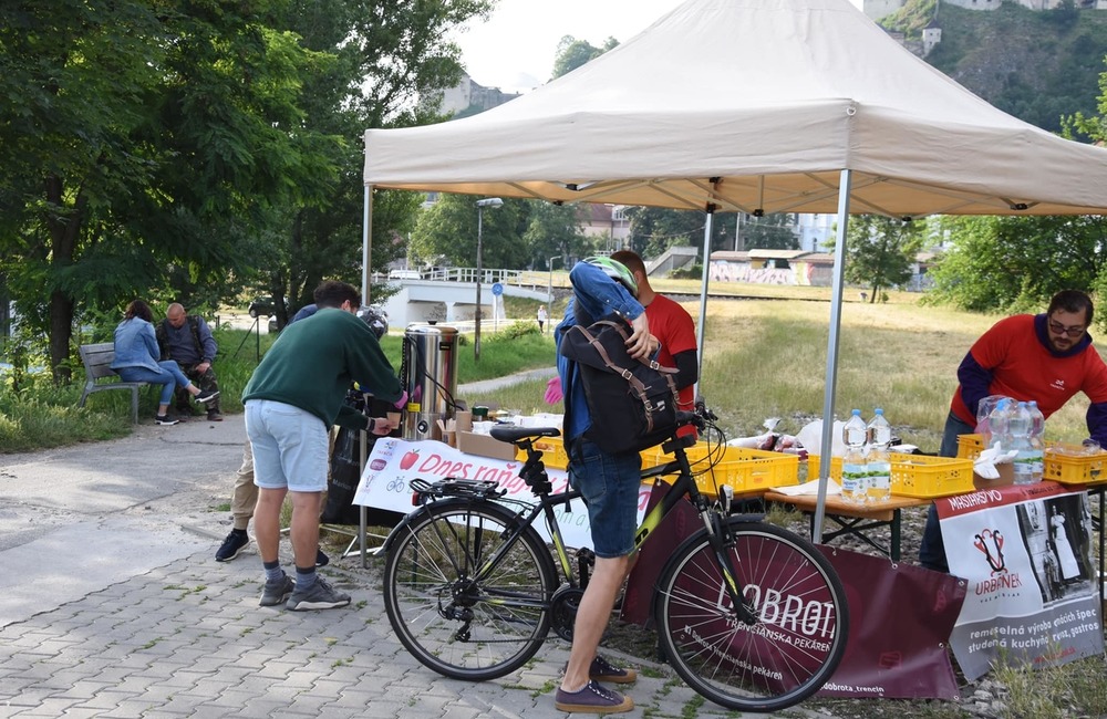 FOTO: Pri starom železničnom moste v Trenčíne bolo pre cyklistov občerstvenie zdarma, foto 5