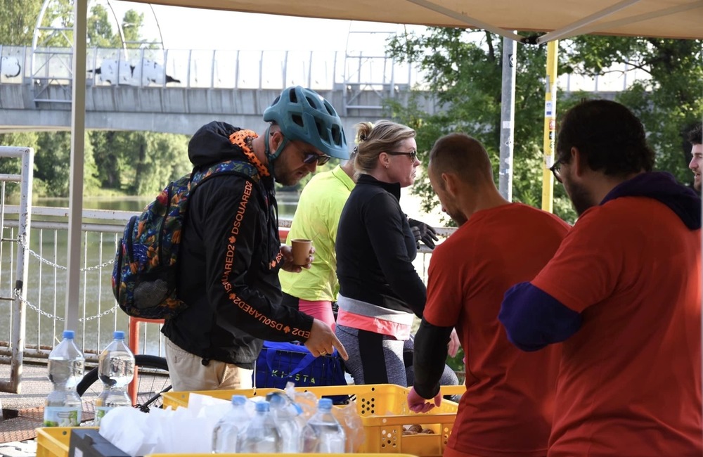 FOTO: Pri starom železničnom moste v Trenčíne bolo pre cyklistov občerstvenie zdarma, foto 7