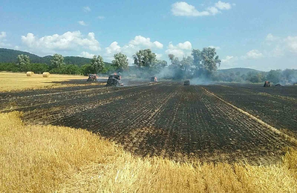 FOTO: Pri požiari slamy museli zasahovať púchovskí hasiči, foto 1