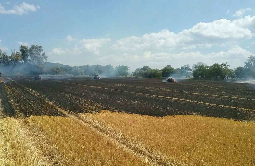 FOTO: Pri požiari slamy museli zasahovať púchovskí hasiči, foto 3