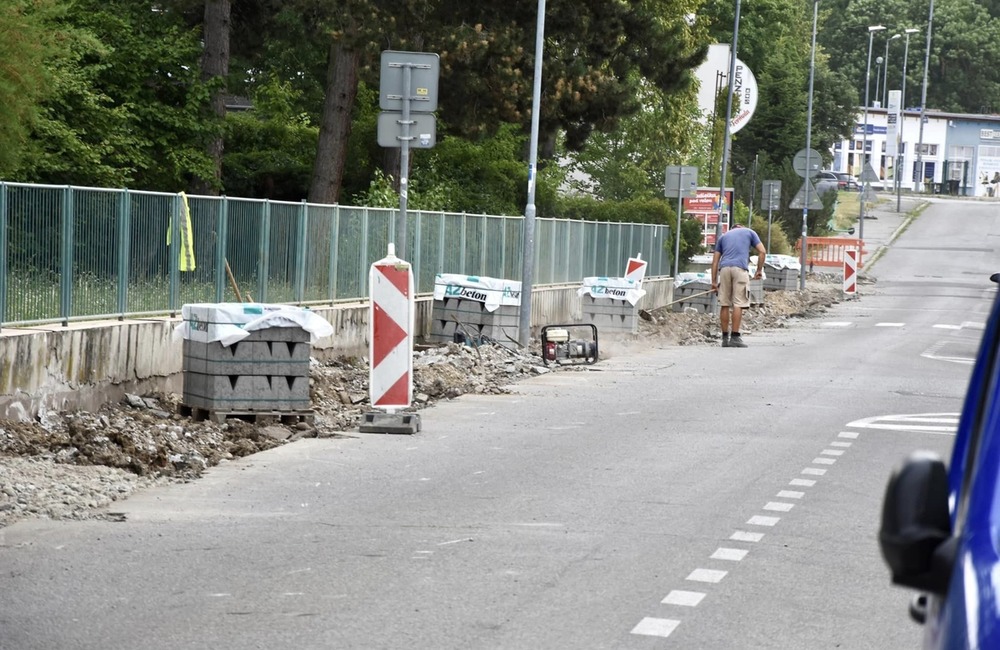 FOTO: V Trenčíne sa pracuje na novom chodníku, ktorý bude zo zámkovej dlažby, foto 3