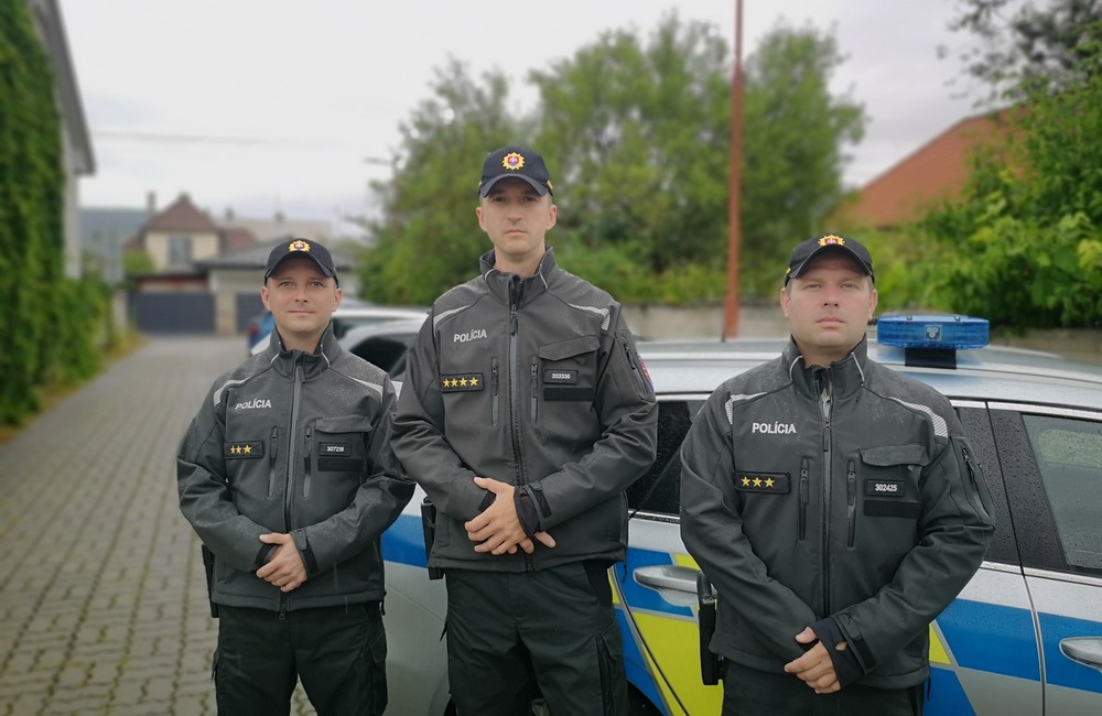 FOTO: Ako z akčného filmu. Kým policajti zachraňovali muža, nad hlavou im iskrili káble a šľahali plamene, foto 3