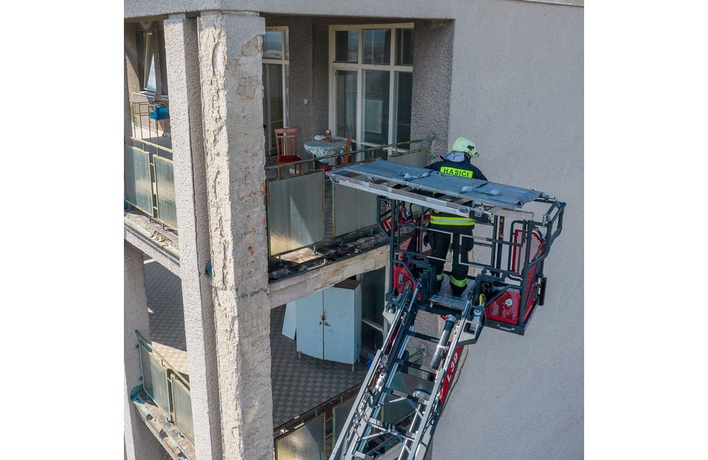 FOTO: Desiatky hasičov predviedlo likvidáciu požiaru na treťom poschodí nemocnice, foto 3