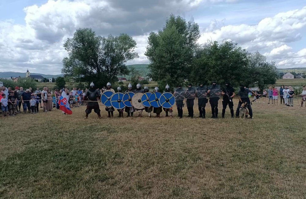 FOTO: Pláž na trenčianskom Ostrove obsadili väzenskí dozorcovia a ich štvornohí pomocníci, foto 4