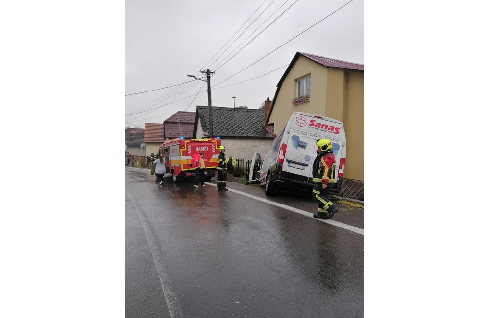 FOTO: Dramatická nehoda na hornej Nitre. Havarované autá len o vlások minuli plynovú prípojku, foto 1