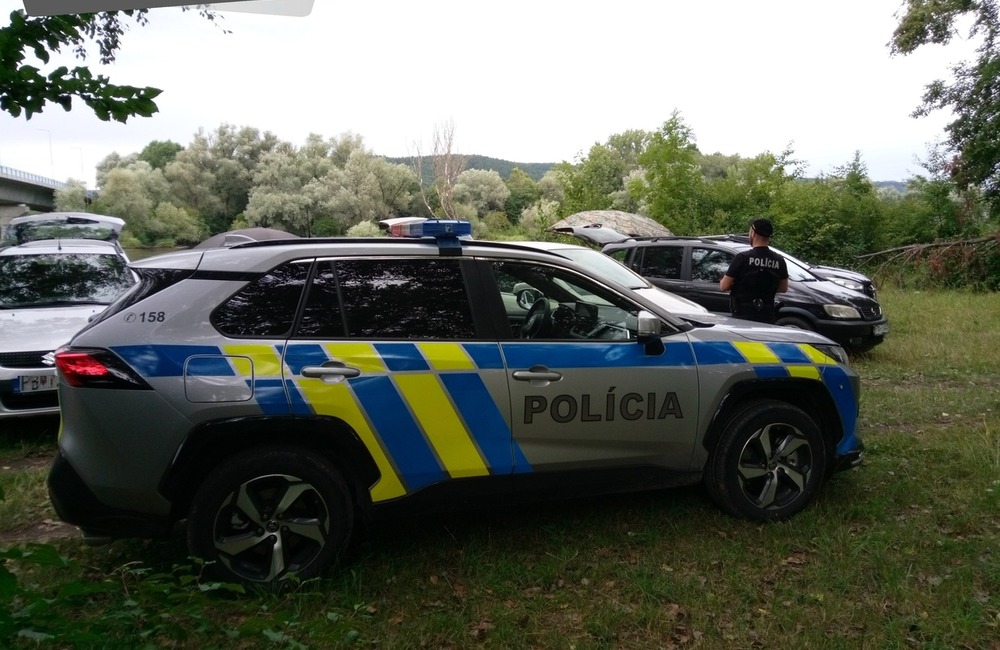 FOTO: Policajná akcia zameraná na kontrolu rybárov a ťažbu dreva, foto 4