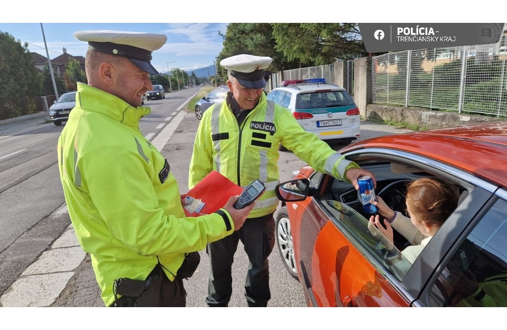 FOTO: Kontrola vodičov v pohraničnej obci. Tých zodpovedných odmenili pivom, foto 1