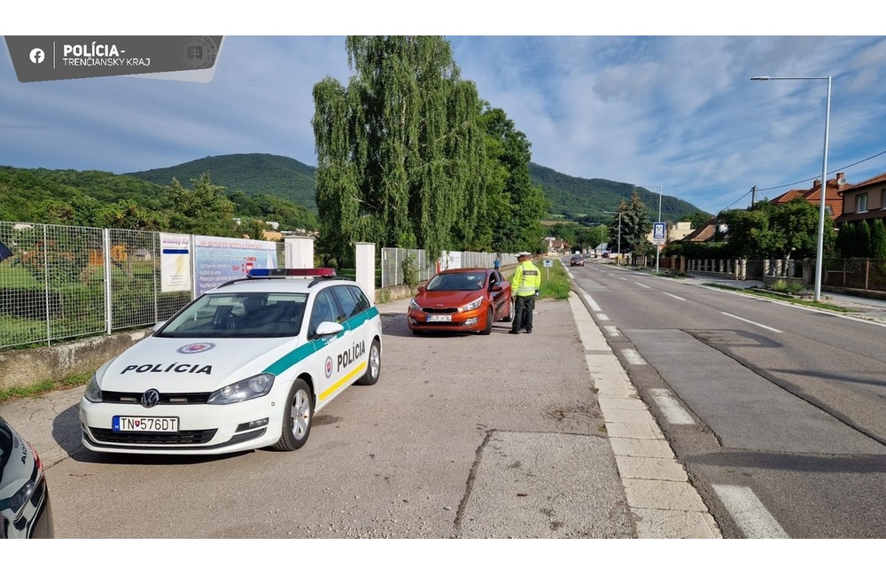 FOTO: Kontrola vodičov v pohraničnej obci. Tých zodpovedných odmenili pivom, foto 3