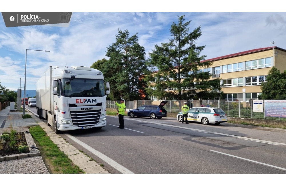 FOTO: Kontrola vodičov v pohraničnej obci. Tých zodpovedných odmenili pivom, foto 7