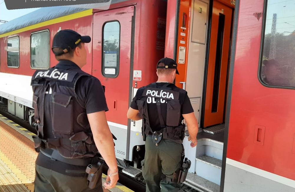 FOTO: Polícia naďalej pokračuje v náhodných kontrolách vlakov, foto 1