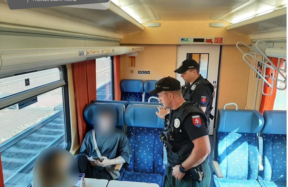 FOTO: Polícia naďalej pokračuje v náhodných kontrolách vlakov, foto 7