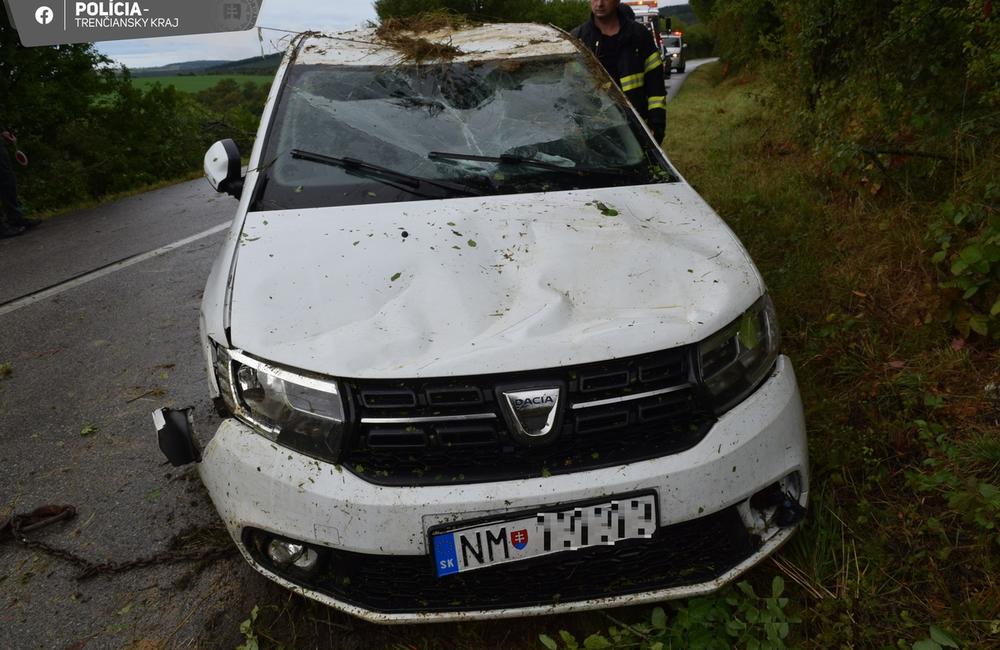 FOTO: Auto pri Novom Meste nad Váhom skončilo na streche, foto 6