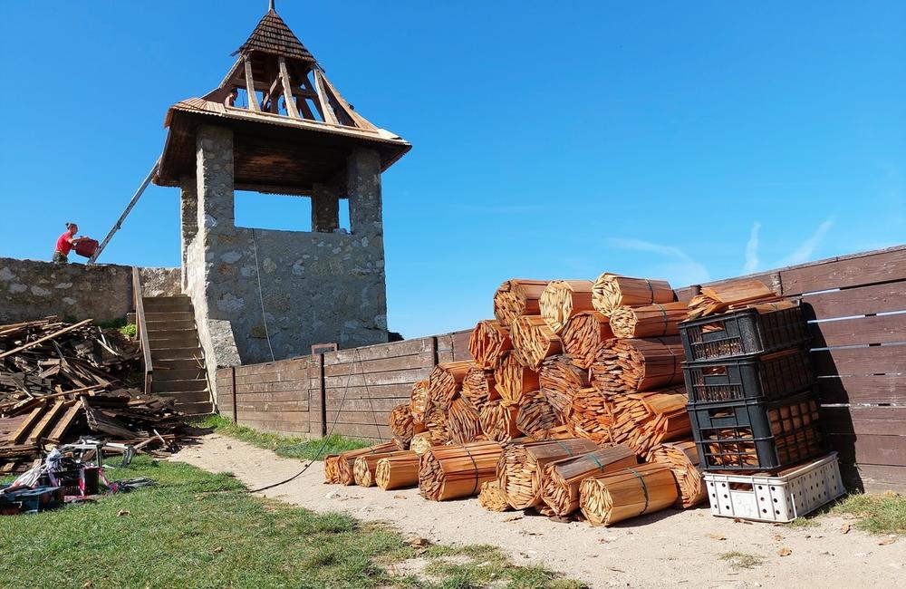 FOTO: Na Trenčianskom hrade sa maká. Rekonštrukciou za takmer 50 tisíc eur prechádza aj Veterná brána, foto 2