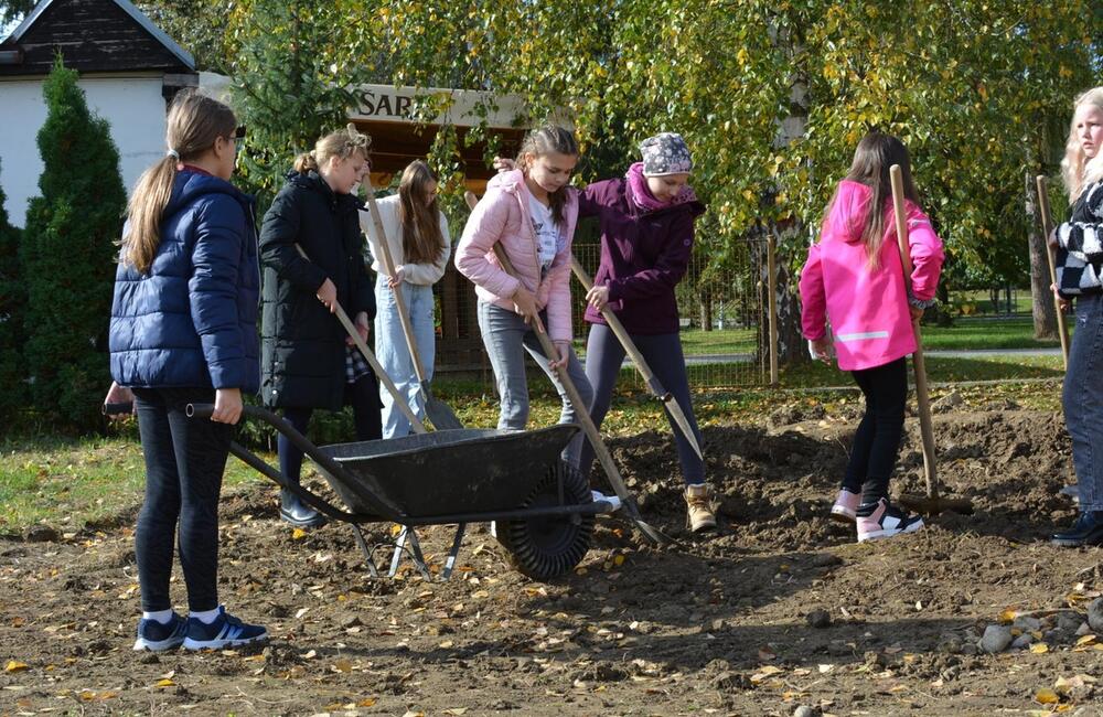 FOTO: Žiaci z Púchova vytvorili dažďovú záhradu, foto 3