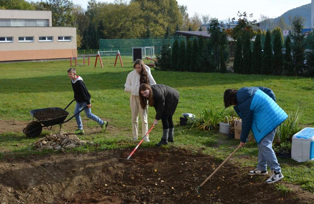 FOTO: Žiaci z Púchova vytvorili dažďovú záhradu, foto 8