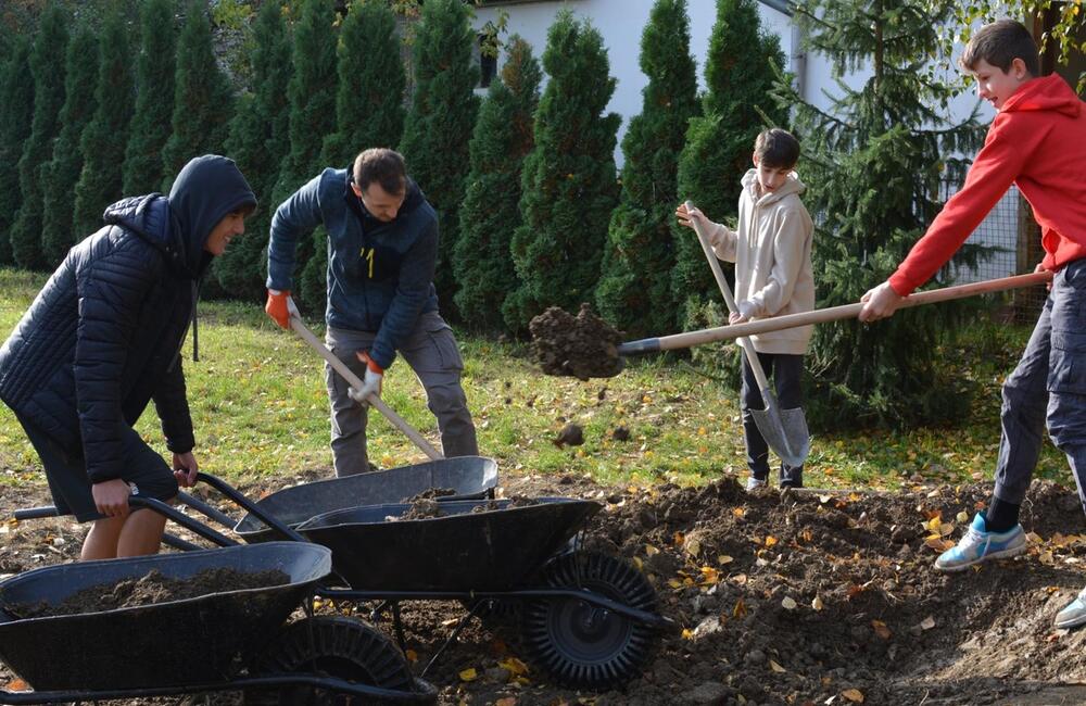 FOTO: Žiaci z Púchova vytvorili dažďovú záhradu, foto 11