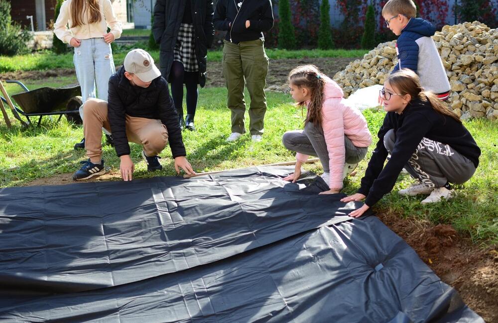 FOTO: Žiaci z Púchova vytvorili dažďovú záhradu, foto 21