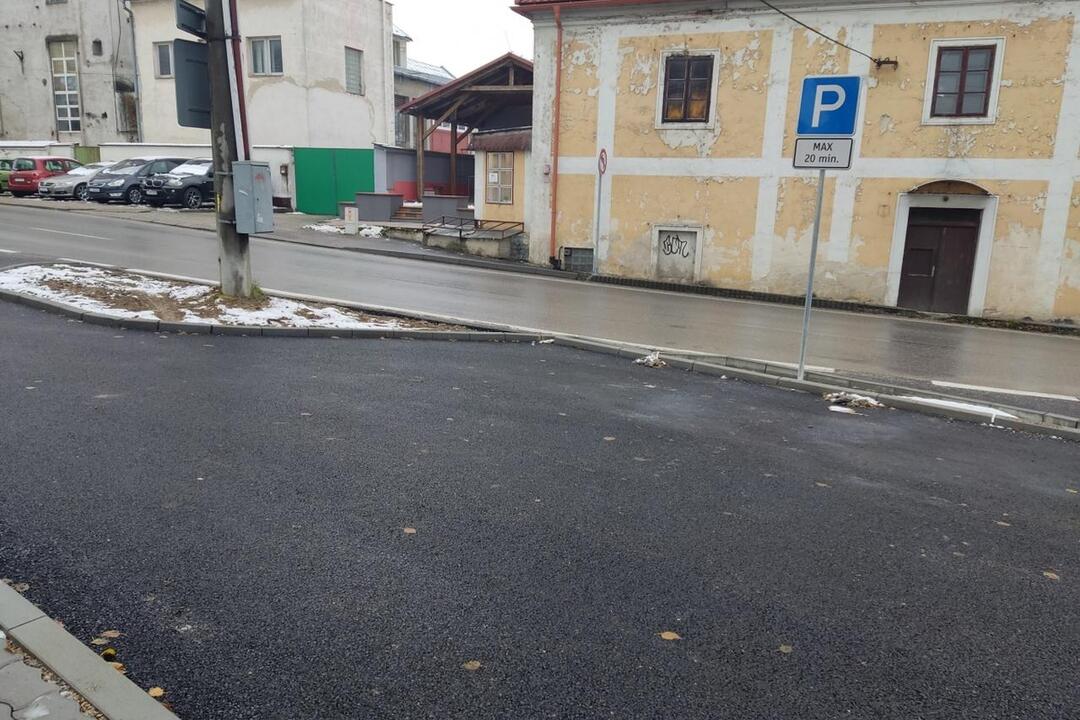 FOTO: Opravená cesta a chodník na Pivovarskej ulici v Ilave, foto 2