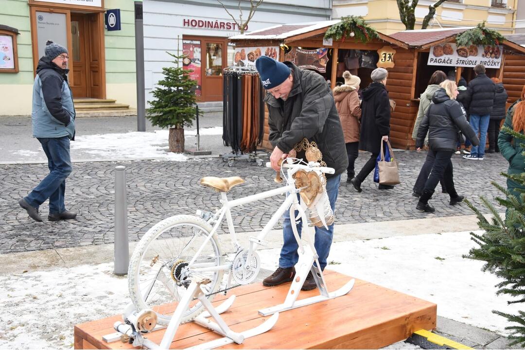 FOTO: Anjelsky bicykel zdobí Vianočné trhy v Trenčíne, foto 4