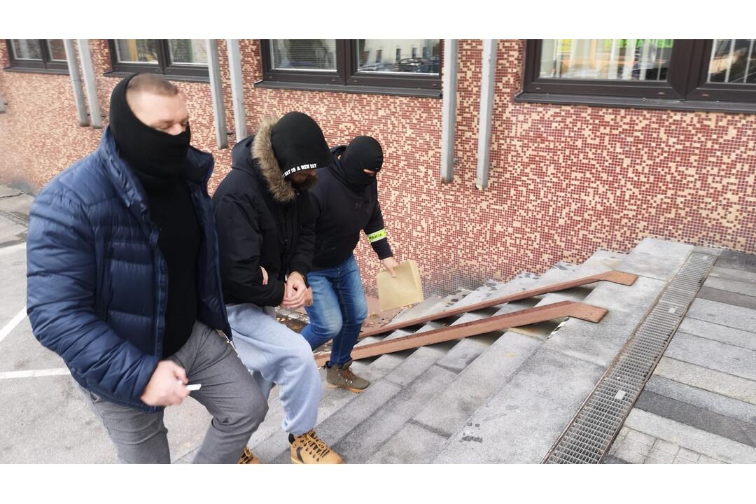 FOTO: Veľká razia na Považí. V rukách policajtov skončilo 13 ľudí, medzi nimi aj známy mafián z 90. rokov, foto 14