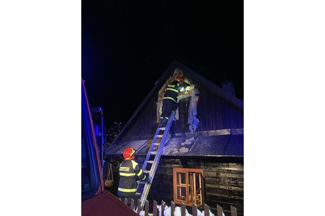 FOTO: Drevenicu v Hornej Marikovej zachvátili plamene. Hasiči ju zachránili v poslednej chvíli, foto 3