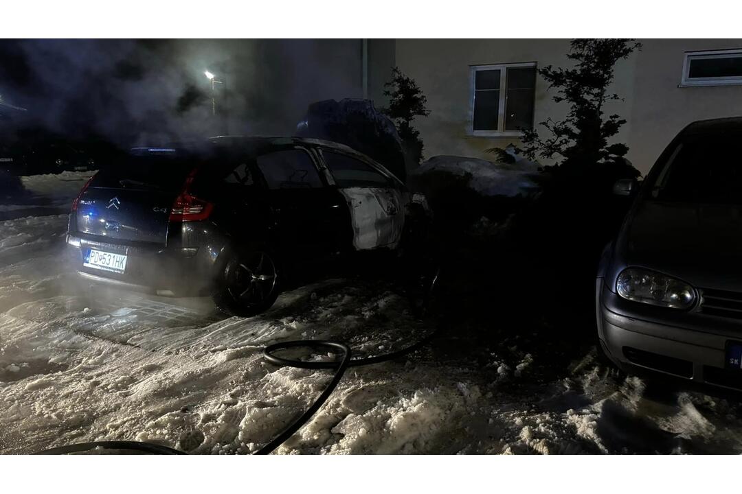 FOTO: Poplach v hornonitrianskej obci. Zasahovali tam hasiči aj polícia, foto 1