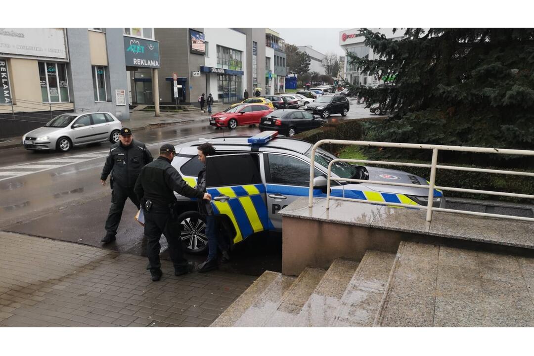 FOTO: Nepochopiteľný prípad z Prievidze: Falošné bankovky si mladík vložil priamo na svoj účet!, foto 4