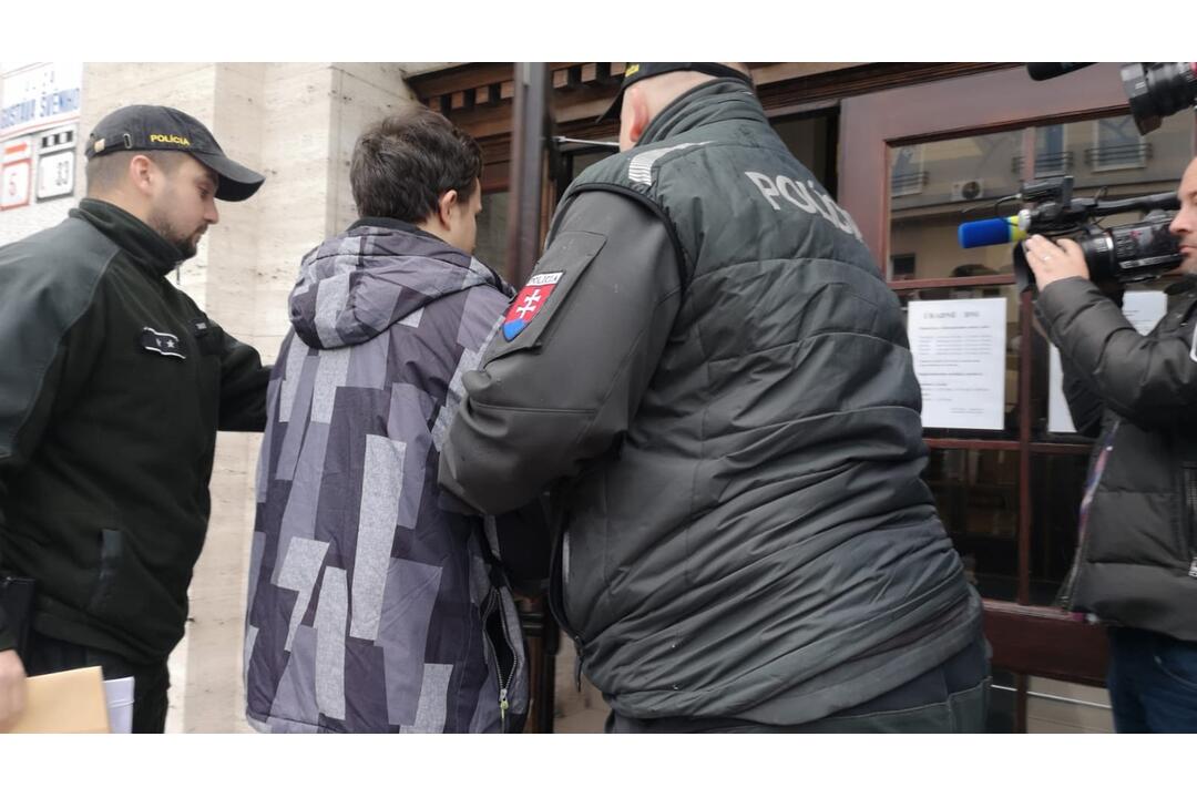 FOTO: Nepochopiteľný prípad z Prievidze: Falošné bankovky si mladík vložil priamo na svoj účet!, foto 9