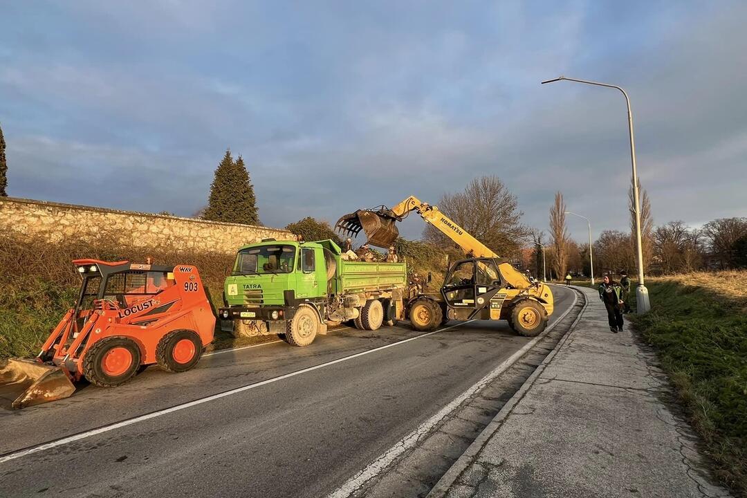 FOTO: Čiastočne uzavretá cesta v Novom Meste nad Váhom, foto 6