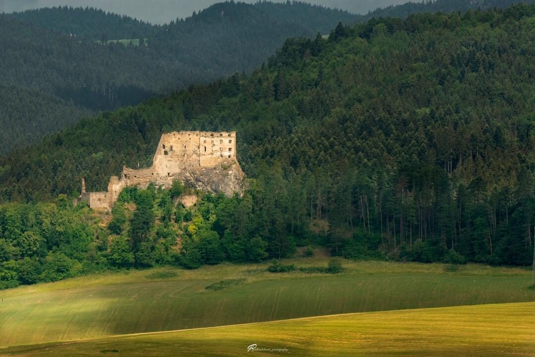 FOTO: Hrady a zámky z neobvyklých uhlov objektívom trenčianskeho fotografa, foto 16