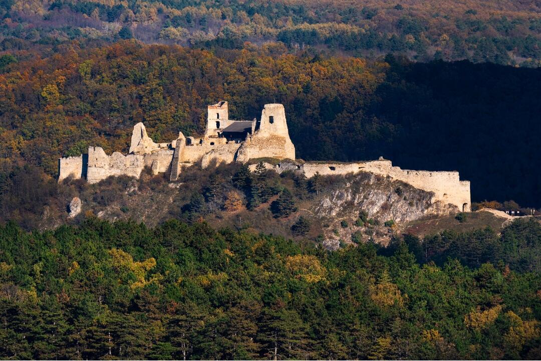 FOTO: Hrady a zámky z neobvyklých uhlov objektívom trenčianskeho fotografa, foto 51