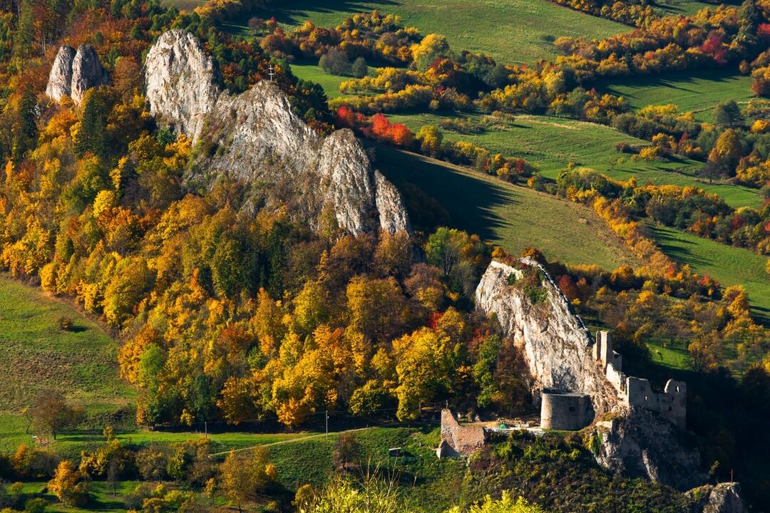 FOTO: Hrady a zámky z neobvyklých uhlov objektívom trenčianskeho fotografa, foto 74