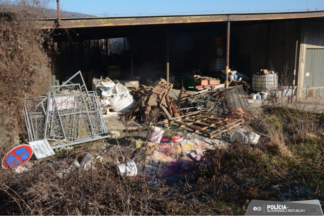 FOTO: Enviropolícia obvinila muža z vytvorenia nelegálnej skládky, foto 4