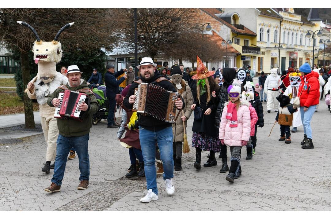 FOTO: Trenčianskymi Teplicami putoval sprievod masiek, foto 9